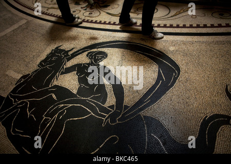 Un mosaico di una donna in sella ad un cavallo è visto nel pavimento della croce greca in camera il Museo del Vaticano Città del Vaticano, Roma, Italia. Foto Stock