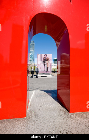 Persone osservata attraverso una illustrazione di outdoor in Amsterdam Zuid area della capitale olandese Foto Stock