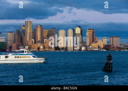 Stati Uniti d'America, Massachusetts, Boston, skyline della città visto di fronte al porto di Boston all'alba Foto Stock