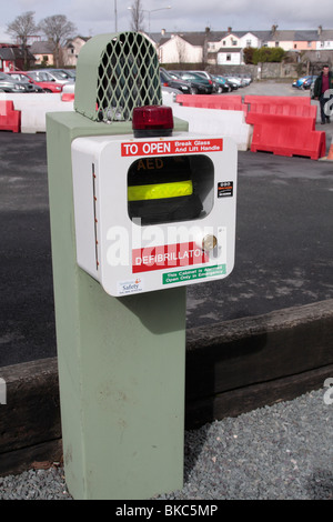 Un defibrillatore macchina su strada in Killarney County Kerry Foto Stock