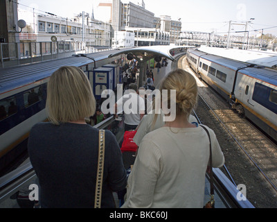 Due donne su una scala mobile in movimento presso la stazione Gare de Nord stazione circa di Parigi a bordo di un treno Eurostar Foto Stock