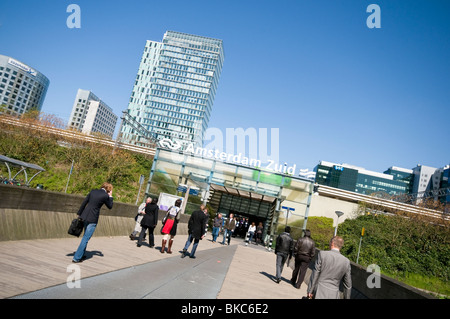 La gente camminare al di fuori della Amsterdam Zuid stazione ferroviaria della capitale olandese Foto Stock