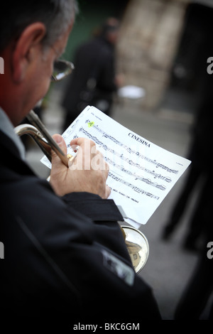 Una riproduzione di musican Cinesina prima di cominciare la Domenica di Pasqua processione in Sulmona, Abruzzo, Italia Foto Stock