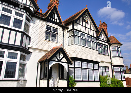 Edificio del periodo sul verde, Datchet, Berkshire, Inghilterra, Regno Unito Foto Stock