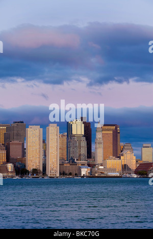 Stati Uniti d'America, Massachusetts, Boston, skyline della città visto di fronte al porto di Boston all'alba Foto Stock