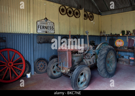 Fordson Major trattore, vecchi attrezzi agricoli e macchine presso l'Highland Folk Museum garage, Ferness, Newtonmore, Scotland, Regno Unito Foto Stock