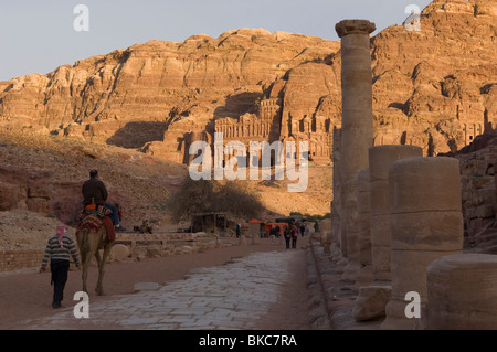 Tramonto in Petra, Giordania. Le tombe reali visto dal colonnato Street. Foto Stock