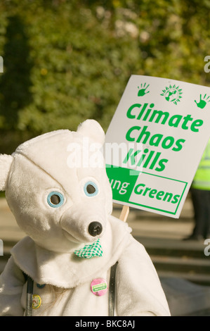 Un manifestante vestito come un orso polare in conto i cambiamenti climatici nel rally di Londra Foto Stock