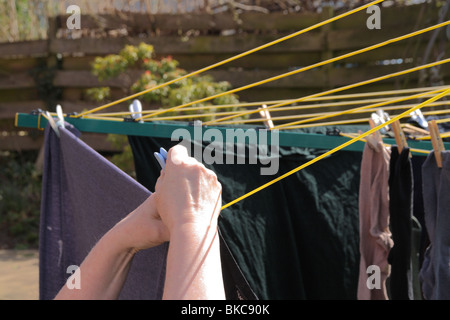 La donna caucasica ancoraggio Fuori Servizio lavanderia a secco, REGNO UNITO Modello rilasciato Foto Stock