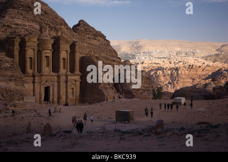 Ad-Deir ("il monastero') nell'ombra. Petra, Giordania Foto Stock