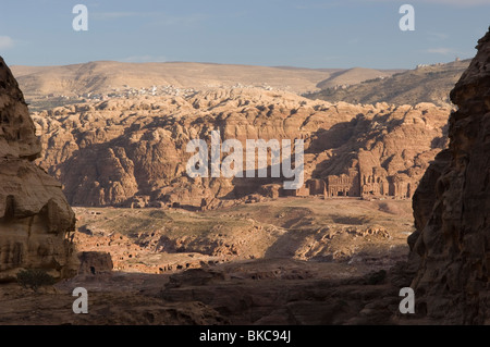 Vista tra le rocce delle tombe reali in Petra. Giordania Foto Stock