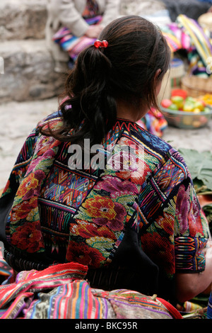 Maya di donna vestito in abiti tradizionali al mercato a Chichicastenango, Guatemala, America Centrale Foto Stock