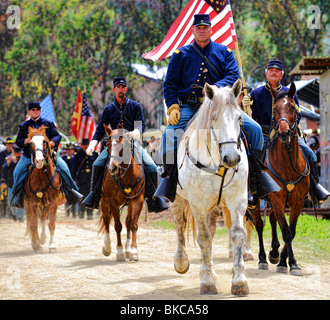 A cavallo verso la battaglia - Unione soldati di cavalleria ride verso ancora un'altra battaglia nella guerra civile americana Foto Stock