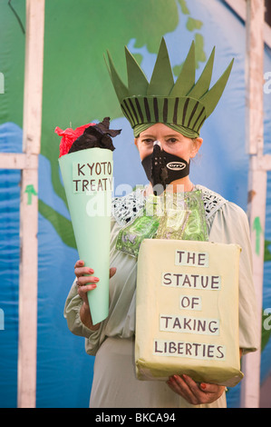 Un manifestante vestito come la statua della libertà in conto i cambiamenti climatici nel rally di Londra Foto Stock