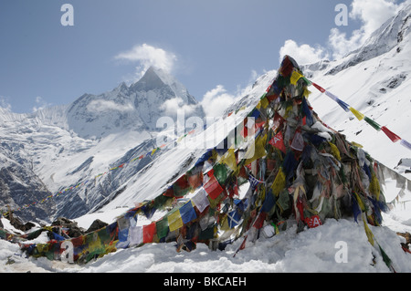 Una montagna di bandiere a annapurna base camp, viaggio Nepal Foto Stock