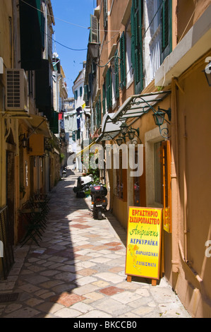 Corfu Old Town. Strada stretta con negozi tra edifici di vecchia città di Corfù sull'isola greca di Corfu Grecia GR Foto Stock