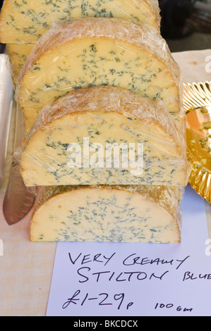 Formaggi inglesi. Molto cremoso STILTON formaggio blu in vendita a Ludlow Food Festival Shropshire England Regno Unito Foto Stock