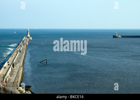 Il molo di Tynemouth e faro, visto dall'interno il Priorato di castello. Mostra anche il faro a South Shields. Foto Stock