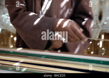 Tessitura beduino all'interno della tenda Foto Stock