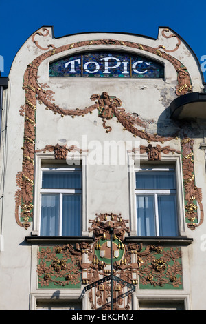 Particolare della facciata del Topic (Topich) printing house, Narodni Trida, Praga, Repubblica Ceca Foto Stock