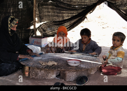 Beduino alle donne e ai bambini di pane all'interno della tenda Foto Stock