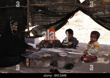 Beduino alle donne e ai bambini di pane all'interno della tenda Foto Stock