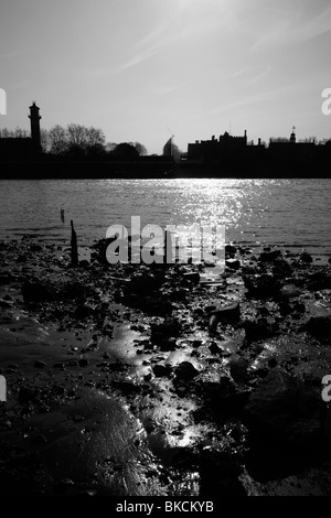 Vista sul Fiume Tamigi per la silhouette di Lambeth Palace e St Thomas Hospital, Lambeth, London, Regno Unito Foto Stock