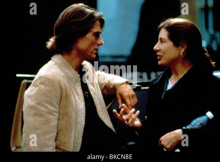 TOM CRUISE SUL SET Mission Impossible II (2000) con Paula Wagner TCR 025 Foto Stock