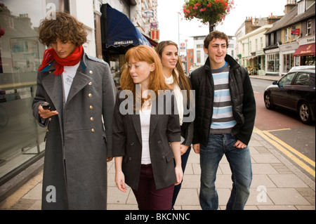 Gruppo di adolescenti a piedi in strada Foto Stock