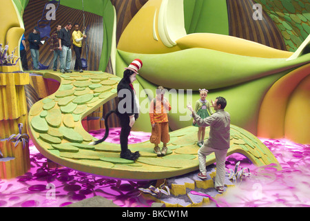 Le riprese di produzione (ALT) ubicazione (ALT) dietro le quinte (ALT) SUL SET (ALT) O/S 'DR SEUSS' il gatto nel cappello" (2003) con Foto Stock