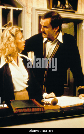 FAWLTY TOWERS (TV - 1975) CONNIE BOOTH, John Cleese credito FTWS BBC 017 Foto Stock