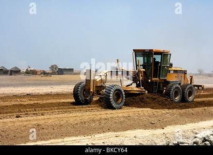 Caterpillar motolivellatrice 14H in azione durante la costruzione di strada nei pressi di Orapa, Botswana Foto Stock