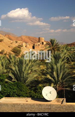 Una parabola satellitare sul tetto di un edificio residenziale, villaggio di Misfah al Abriyeen, Sultanato di Oman Foto Stock