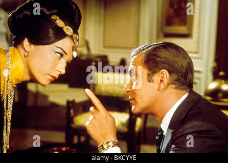 GAMBIT (1966) SHIRLEY MACLAINE, Michael Caine gamb 001 Foto Stock