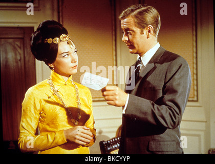 GAMBIT (1966) SHIRLEY MACLAINE, Michael Caine gamb 010 Foto Stock