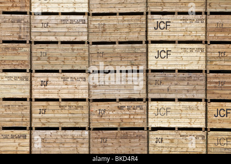 Pile di vuoto in legno Scatole di patate Foto Stock