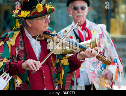 Morris musicista suonare il violino Stroh, (aka phonofiddle o violinophone) presso la Oxford Folk Festival. Foto Stock