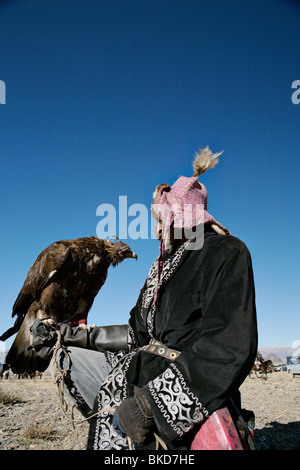 Eagle hunter che pongono al Golden Eagle Festival. Il bayan Olgii, Mongolia. Foto Stock