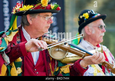 Morris musicista suonare il violino Stroh, (aka phonofiddle o violinophone) presso la Oxford Folk Festival. Foto Stock