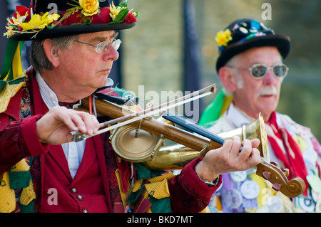 Morris musicista suonare il violino Stroh, (aka phonofiddle o violinophone) presso la Oxford Folk Festival. Foto Stock