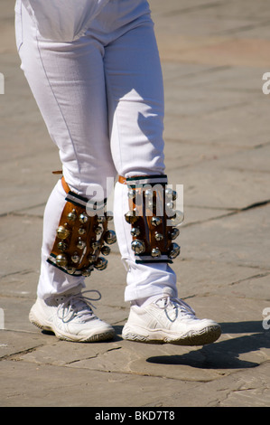 Dettaglio di Morris ballerini alle gambe in azione con campane su Foto Stock