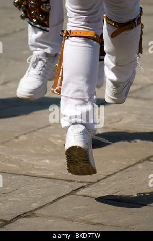 Dettaglio di Morris ballerini alle gambe in azione con campane su Foto Stock