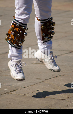 Dettaglio di Morris ballerini alle gambe in azione con campane su Foto Stock