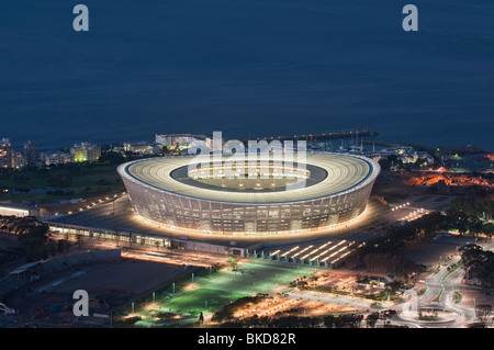 Stadio Green Point di notte da Signal Hill. Costruito per la Coppa del Mondo 2010, Cape Town, Sud Africa Foto Stock