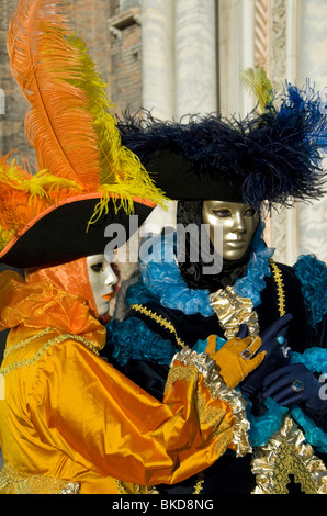 Due partecipanti di carnevale indossando costumi a Venezia, Italia Foto Stock