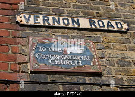 La chiesa congregazionale segno con la mano di puntamento in piastrelle di ceramica su vernon Road, East Sheen, Londra, Inghilterra Foto Stock