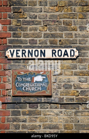 La chiesa congregazionale segno con la mano di puntamento in piastrelle di ceramica su vernon Road, East Sheen, Londra, Inghilterra Foto Stock