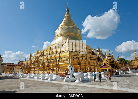 Shwezigon Paya. Bagan. Myanmar Foto Stock