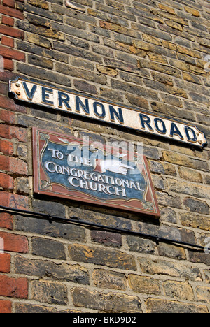 La chiesa congregazionale segno con la mano di puntamento in piastrelle di ceramica su vernon Road, East Sheen, Londra, Inghilterra Foto Stock