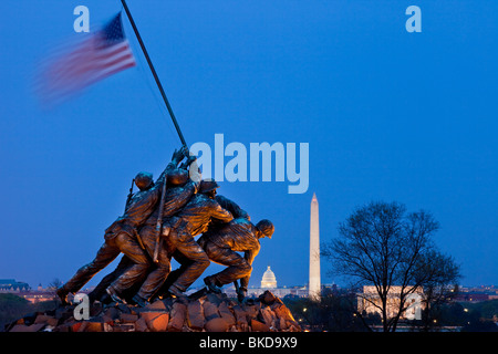 Iwo Jima Marines Memorial al crepuscolo vicino al Cimitero Nazionale di Arlington, Arlington Virginia STATI UNITI D'AMERICA Foto Stock